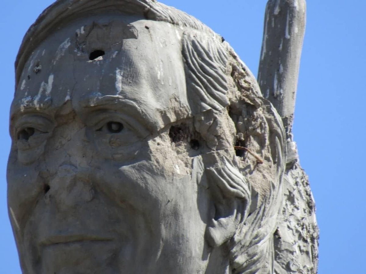 BunkerMedia_'s tweet photo. 🗽 VANDALIZARON LA ESTATUA DE NÉSTOR KIRCHNER

🤦🏻‍♂️ Vecinos de Vedia, partido de Leandro N. Alem, denunciaron que el monumento del ex presidente fue atacado.

🔫 Esta estatua, que se encuentra en la entrada de la ciudad, tenía daños reconocibles que serían de armas de fuego. https://t.co/RTkvDW0NBX