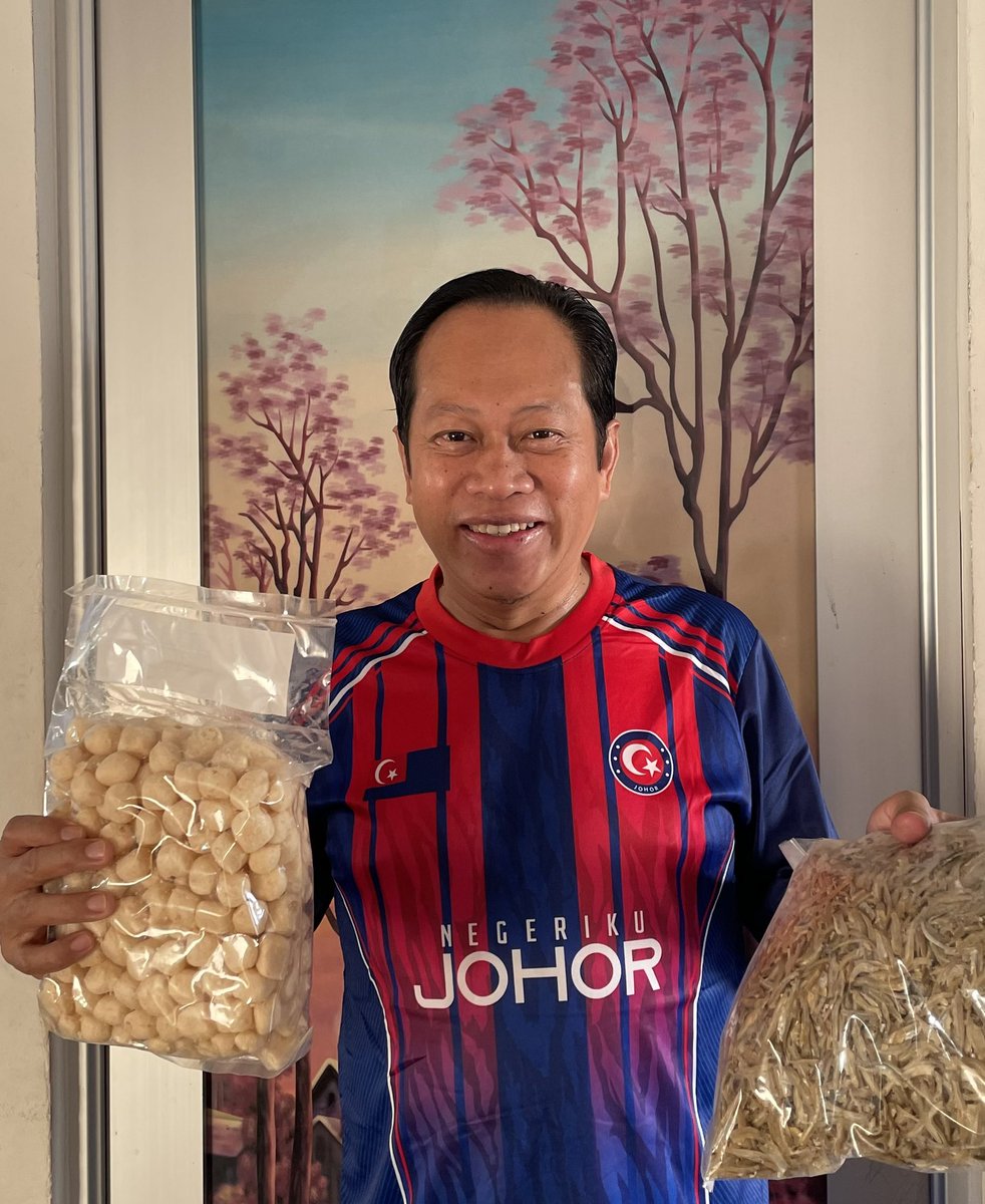 ahmadmaslan's tweet photo. #Amplang, kuih cincin, ikan kering, ikan bilis - utk isteri yg menunggu dgn sabar di rumah. Beli &amp; bawa dari #Sabah Negeri Di Bawah Bayu. Selesai di Sabah, maka akan kerja lagi pagi ini di ofis, kemudian akan balik kws #Pontian. https://t.co/eayzHAh5X9