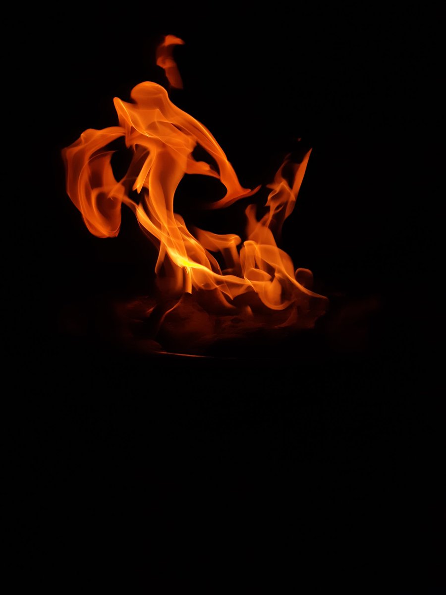 Allycakezz's tweet photo. Shes a beautiful dancer.

© @Allycakezz 
Camera : galaxy a8 pro settings.
#photography #flamepicture #dancingfire #fire #flame #dancer #photo #cameraskills #art #flickering https://t.co/0GroaqFebw