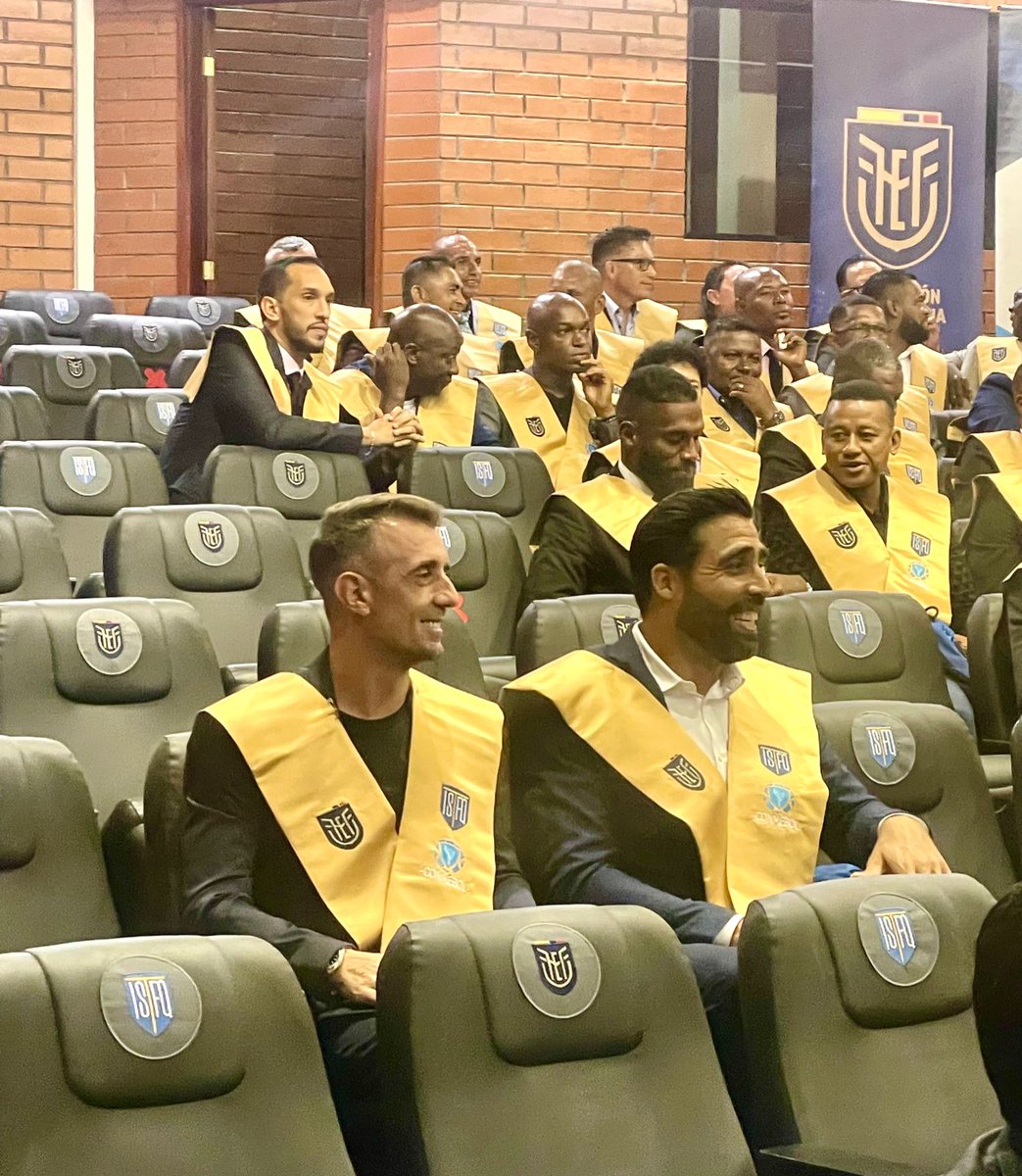 Damián recibe su licencia de entrenador por el Instituto de <a href="/FEFecuador/">FEF 🇪🇨</a>. ¡Felicidades, Kitu!