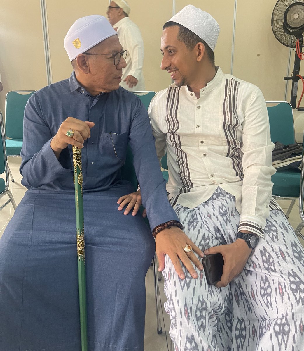 Husen_Jafar's tweet photo. Kalau kita mendengarkan apa kata orang, gakkan ada habisnya dlm pesimisme. Adapun kalau kita mendengarkan apa kata Tuhan, gakkan ada habisnya dlm optimisme. || Bersama Habib Dr. Segaf Baharun. ❤️ https://t.co/MJFQ5P6iWA