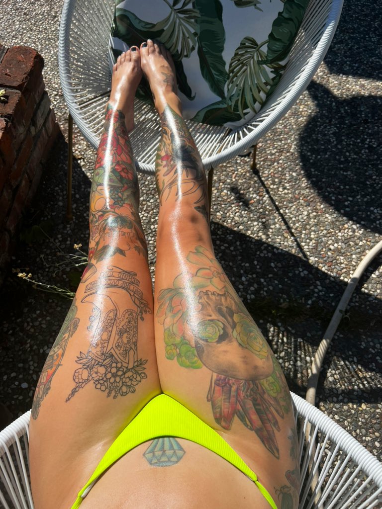 Leg tattoos? Yes or no? 🤔💕 RT=yes 😉 https://t.co/GDluzvseKi