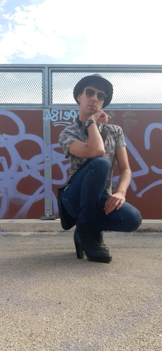 FabLvb's tweet photo. Qui a dit que je devais être comme tous le monde? Qui a dit qu'un homme ne pouvait pas porter des talons? Qui a dit qu'un homme devait être masculin ? Qui a dit qu'un homme devait être viril? Qui a dit qu'un homme ne devait pas être efféminé? #LGBT #gay #androgynious #Belgique https://t.co/eZy60fTtBN