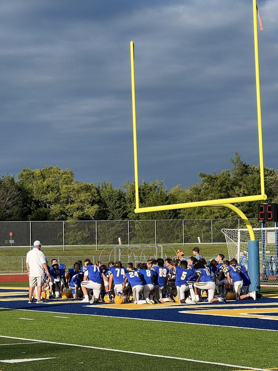 hfavis42's tweet photo. FHHS freshman football 🏈 tackled Belleville East! Final score: 21-12. Our future Viking cheerleaders stole the halftime show! @FHVikings @Howell_FB @cheer_jrvikings @FHvikingCheer @12tHManBoosters #unmatcHed https://t.co/kn8ZXynaEY