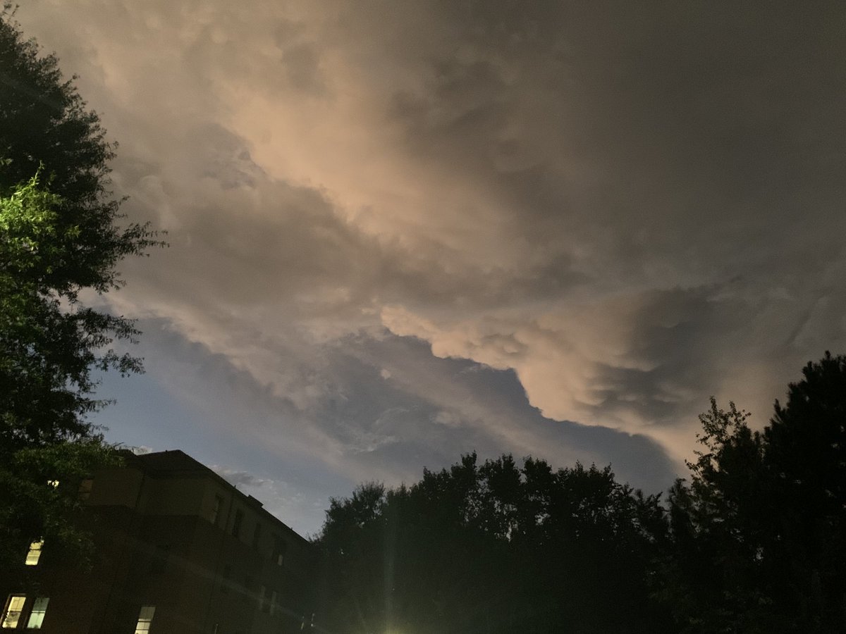 bradyfarlow's tweet photo. @NWSRaleigh crazy sky on NC State’s campus https://t.co/sy2hCBNXAb