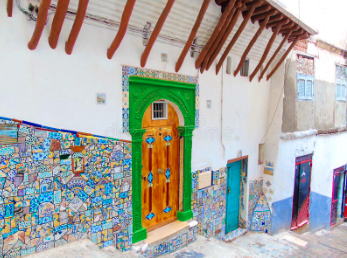 Une petite porte qui cache tout un monde. 
Une petite serrure qui protège une culture immense. 
Un grand palais , gardien d'un profond passé.
Et l'algérianité de nos mentalités gravée dans la pierre à jamais. 😍🇩🇿