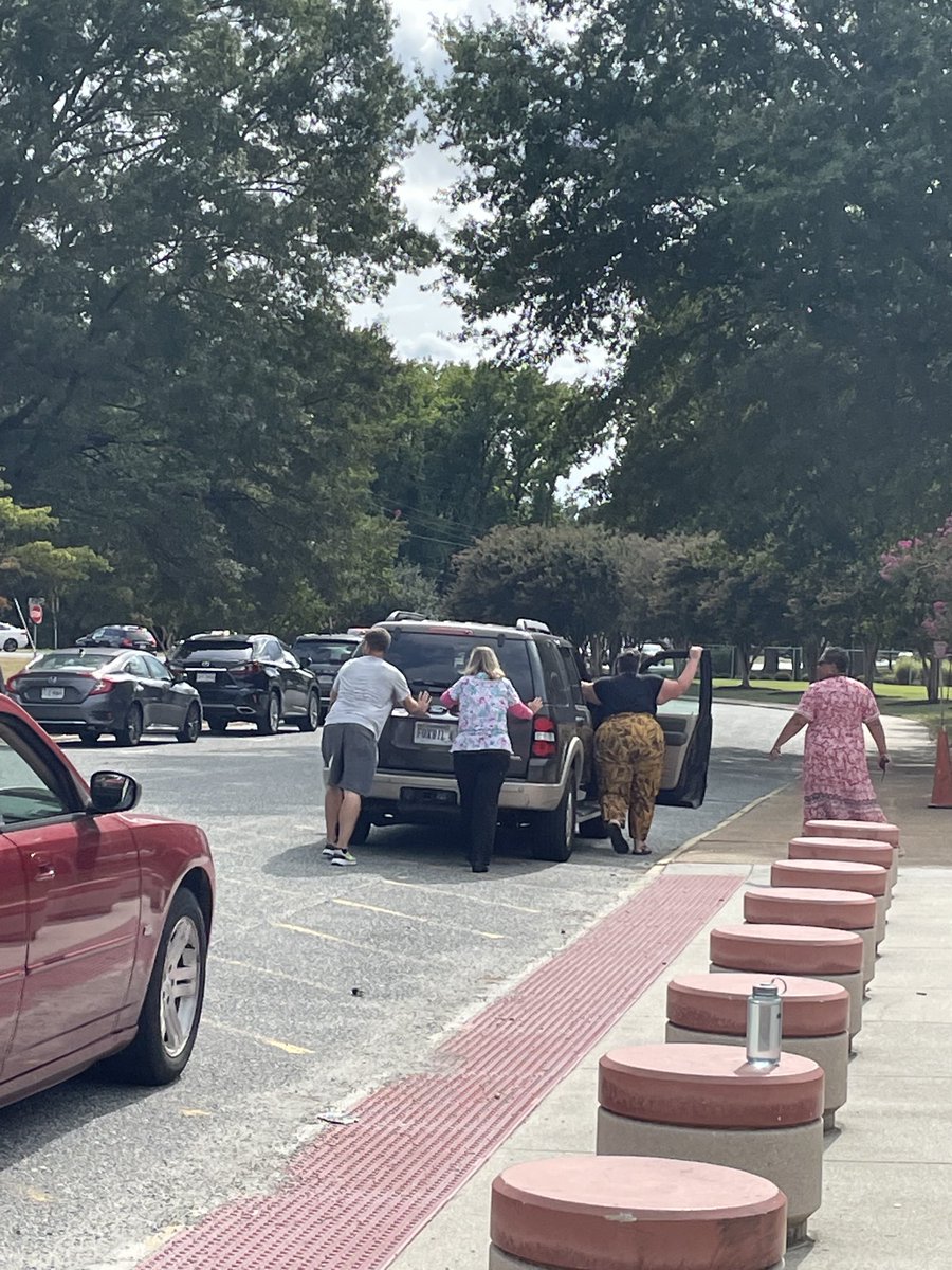 LWyattHCS's tweet image. Village Mentality goes far beyond the classroom at the Barron Village . . . PE-Mr. Soles, Nurse-Mrs. Lawrence, Music-Ms. Teague helping a Barron parent. Never even hesitated. ❤️#BarronVillage