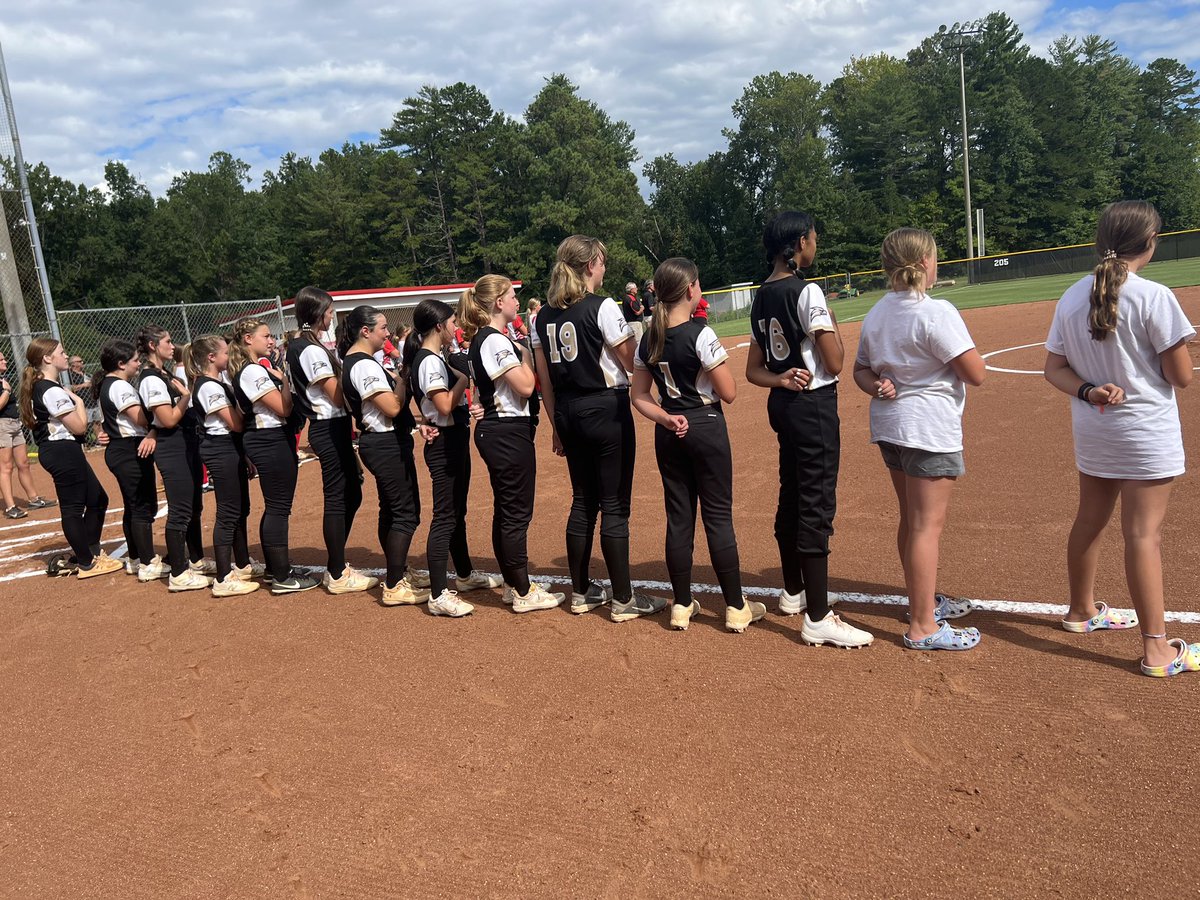 Mandi_Beck_PE's tweet photo. Ready to watch these Golden Eagles play the Knights tomorrow in our first home softball game! ⚫️🟡🦅#theGoldenEra https://t.co/DOBaJxfjcl