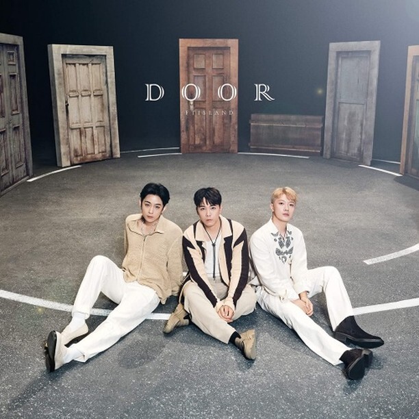 KpopAreaCol's tweet photo. ¡El próximo 21 de septiembre, FTIsland regresa! 💕
"Door" es el nuevo single del grupo en Japón. Este single contará con un total de 3 versiones, estándar, limitada A y limitada B. ¿Estabas esperando este comeback? 🙌
#ftislandcomeback #ftislanddoor #f… https://t.co/sneI9ZTrgm https://t.co/guFQwMtxJi