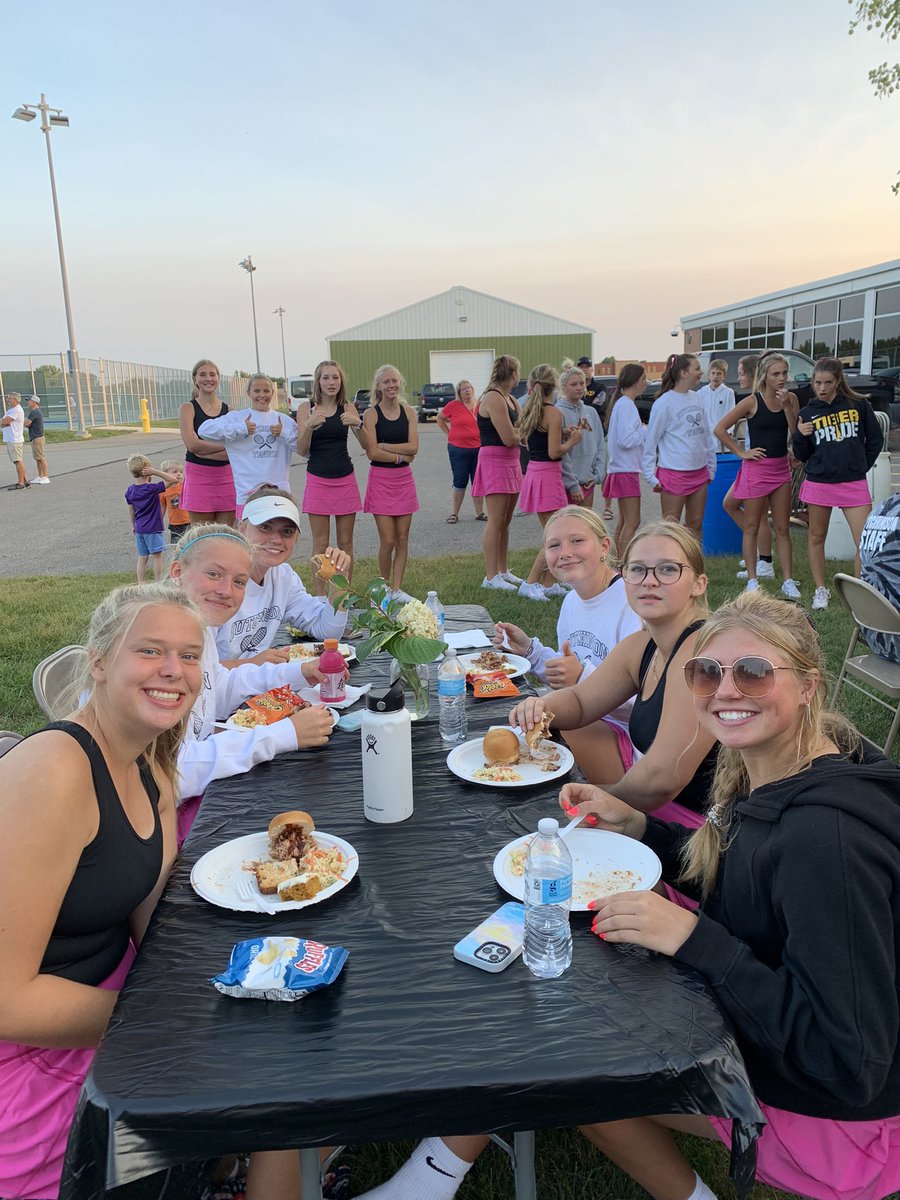 hutch_gtennis's tweet photo. Celebrating the seniors in style tonight! We 💗 you! https://t.co/VkphviC4OZ