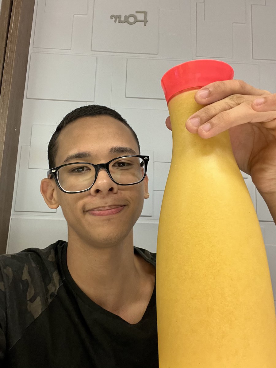 euovitinn's tweet photo. meu nível de gostar de suco de maracujá é assim https://t.co/FebxolgDMb