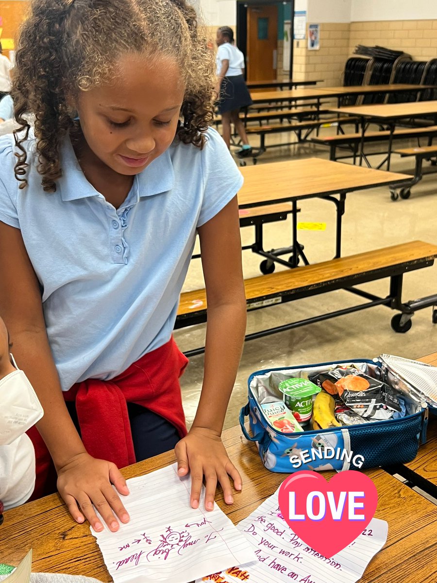 CHES_TAG's tweet photo. LUNCH TIME!!! Not only did our 3rd grader get a healthy lunch…but she got a surprise note from mom in her lunchbox!! 🤗♥️🤗 
The Little things make a BIG difference for our scholars! 
#parentsupport #encouragementchallenge
#momnotes #dadnotes 
#lunchboxnotes @capitolheightse https://t.co/n0nkrz1Dbf