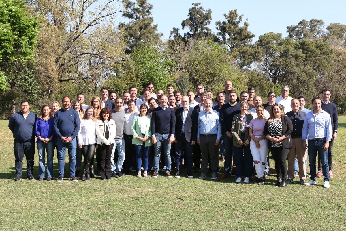 diegosantilli's tweet photo. Preparándonos para gobernar y dejar atrás la improvisación de @Kicillofok. Hoy nos reunimos con @horaciorlarreta y más de 40 dirigentes territoriales del conurbano para intercambiar y escuchar los planes de gobierno que estamos trabajando con @dievalen. https://t.co/yc1156zszE