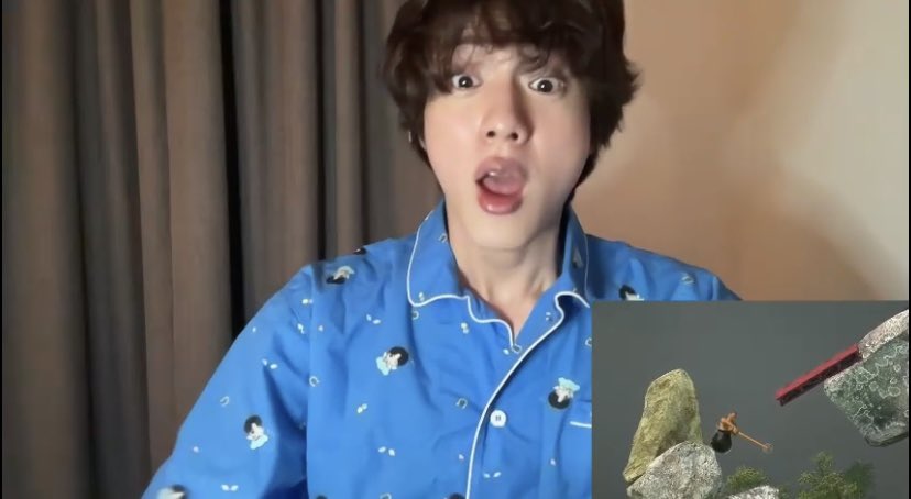 tetesce's tweet photo. Estoy siendo muy afortunada al estar viendo uno de los mejores lives que ha hecho Jin🤣. Jin gamer es lo mejor del mundo, no paro de reír 😂😂, necesito más de esto en mi vida. PD: no verás un hombre mas guapo en pijama💜. #JIN #BTS  #BTSJIN #SEOKJIN https://t.co/VGZESNG0p7