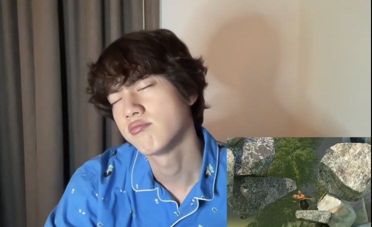 tetesce's tweet photo. Estoy siendo muy afortunada al estar viendo uno de los mejores lives que ha hecho Jin🤣. Jin gamer es lo mejor del mundo, no paro de reír 😂😂, necesito más de esto en mi vida. PD: no verás un hombre mas guapo en pijama💜. #JIN #BTS  #BTSJIN #SEOKJIN https://t.co/VGZESNG0p7