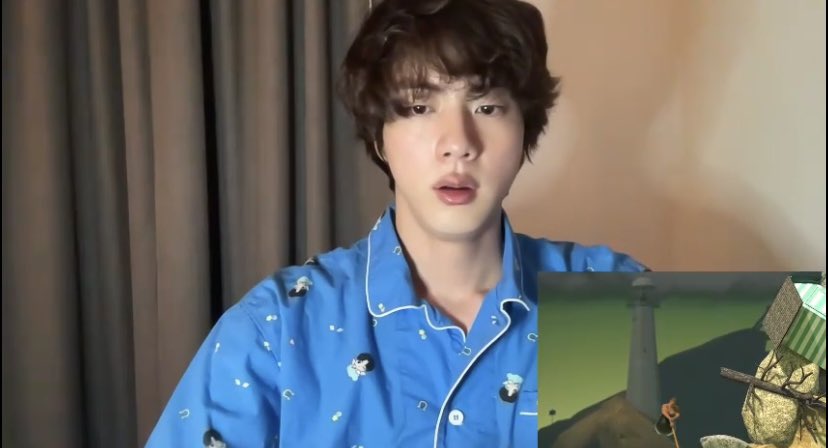 tetesce's tweet photo. Estoy siendo muy afortunada al estar viendo uno de los mejores lives que ha hecho Jin🤣. Jin gamer es lo mejor del mundo, no paro de reír 😂😂, necesito más de esto en mi vida. PD: no verás un hombre mas guapo en pijama💜. #JIN #BTS  #BTSJIN #SEOKJIN https://t.co/VGZESNG0p7