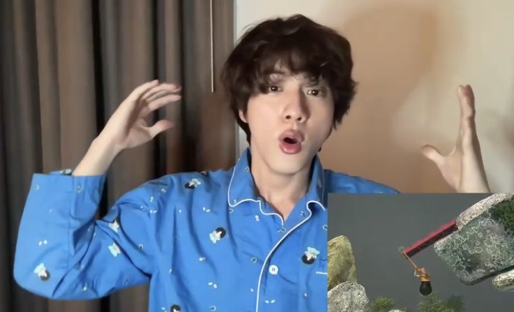 tetesce's tweet photo. Estoy siendo muy afortunada al estar viendo uno de los mejores lives que ha hecho Jin🤣. Jin gamer es lo mejor del mundo, no paro de reír 😂😂, necesito más de esto en mi vida. PD: no verás un hombre mas guapo en pijama💜. #JIN #BTS  #BTSJIN #SEOKJIN https://t.co/VGZESNG0p7