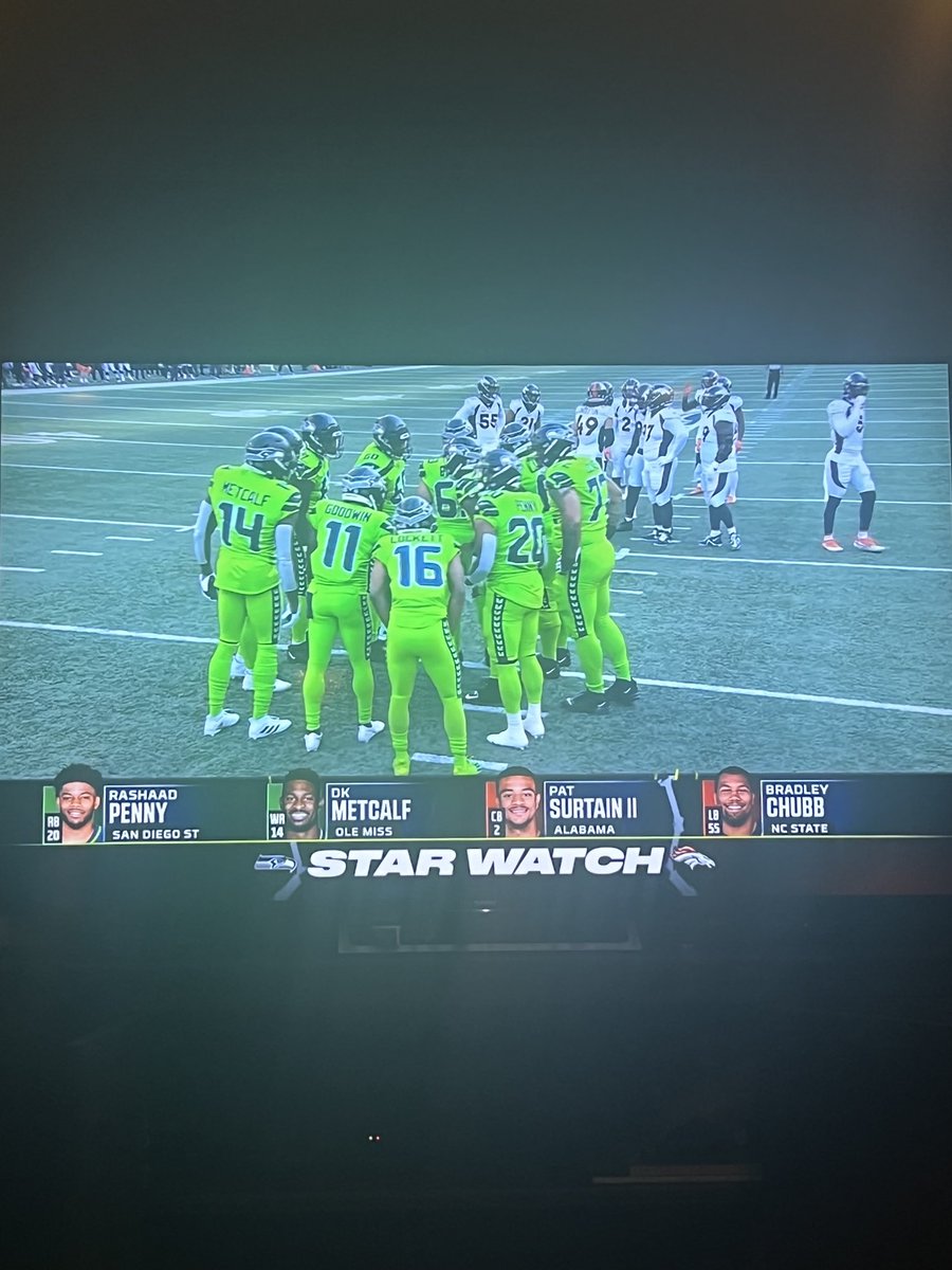 JoeConchaTV's tweet photo. Seahawks deserve to lose due to these ridiculous uniforms alone…. https://t.co/DLCG9TMsRW