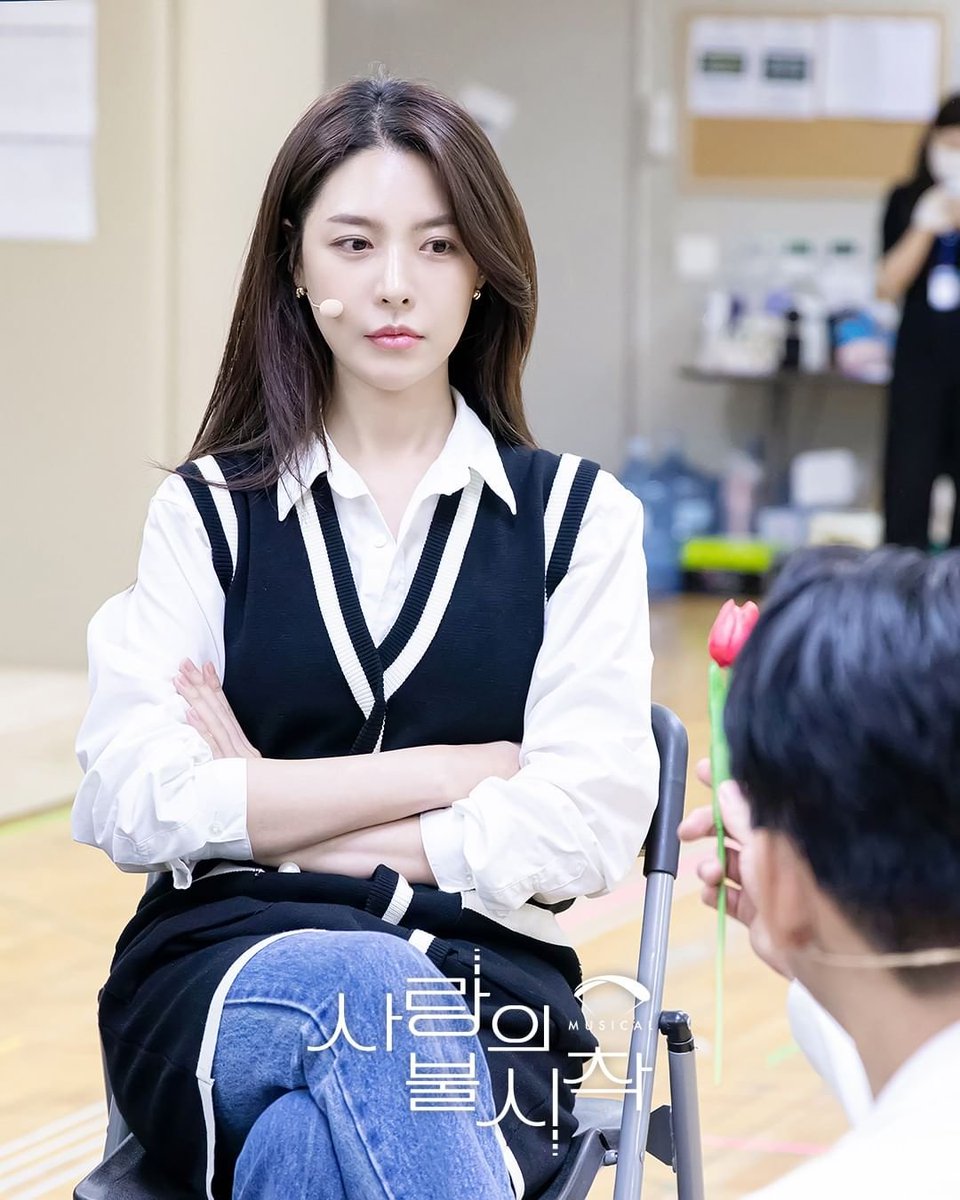 sanghak70's tweet photo. 220912 뮤지컬 사랑의 불시착 <연습실 스케치 공개>
서단 | #송주희
📸
어느덧 이번주로 다가온 첫 공연!
뮤지컬 <사랑의 불시착>의 에너지 가득한
연습장면을 공개합니다✨
#헬로비너스 #hellovenus #송주희 #SongJuhee
#팝스튜디오 #팝뮤직 #popstudio #popmusic
#사랑의불시착 https://t.co/5dnb88tTYZ
