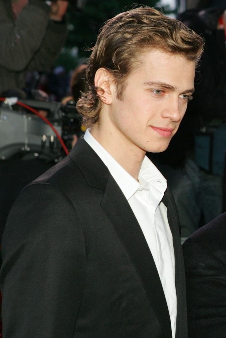 Im sure people have already said it and I just ain't seen it yet... I  think Hayden Christensen would be a phenominal cast for Galad. Lookswise anyway. He could flex his muscles as an actor. Do a different kind of Angst. Less whiney. It'd be great.