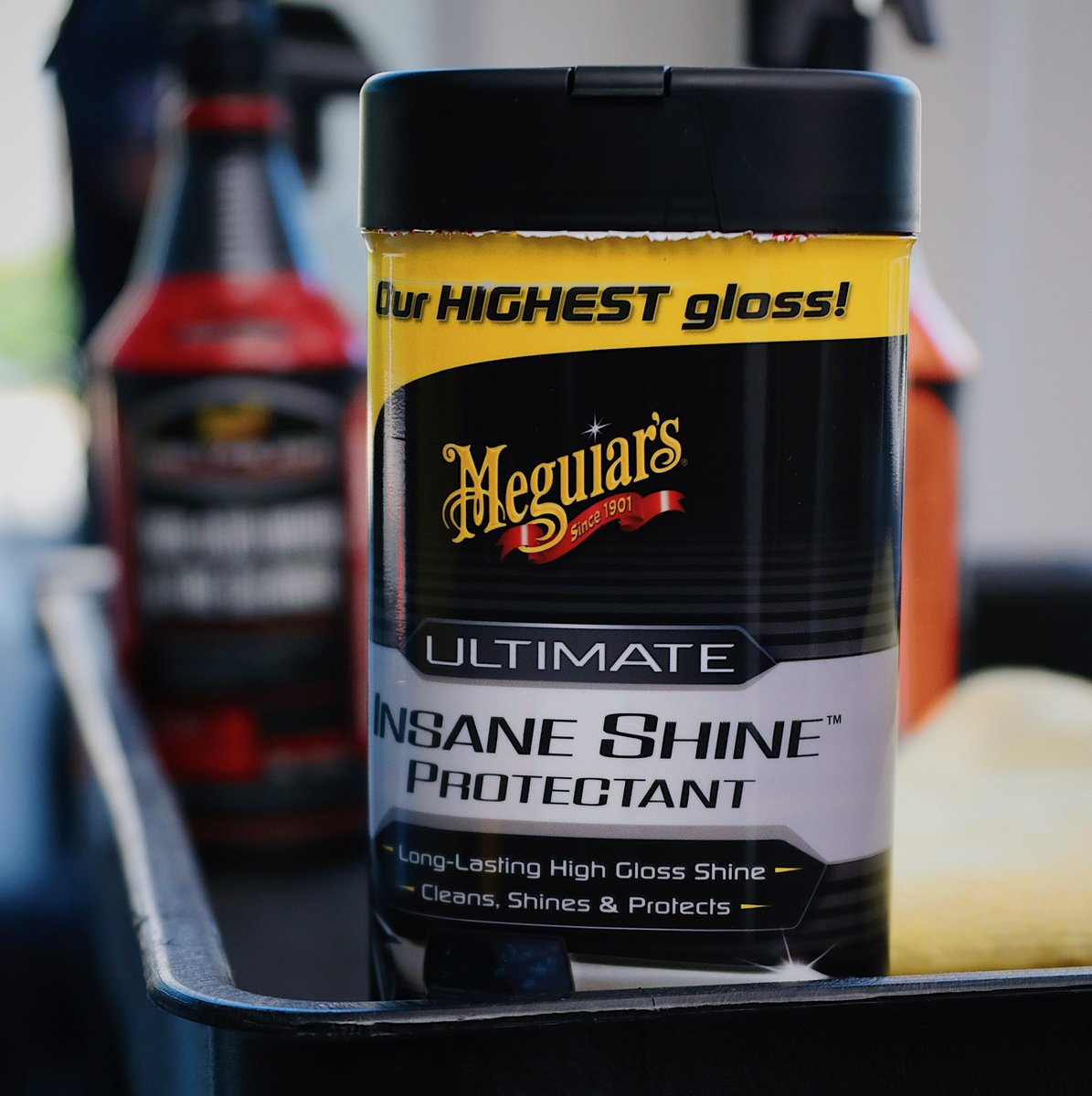 Meguiars's tweet photo. If you're looking to clean, shine &amp; protect your interior with a high gloss long-lasting shine, we've some wipes and a spray that fits the bill!
Ultimate Insane Shine Protectant! ✨ 

#meguiars #interior #interiorprotectant #interiorcleaner #cleaninterior #wipes https://t.co/eU49UzC6jK