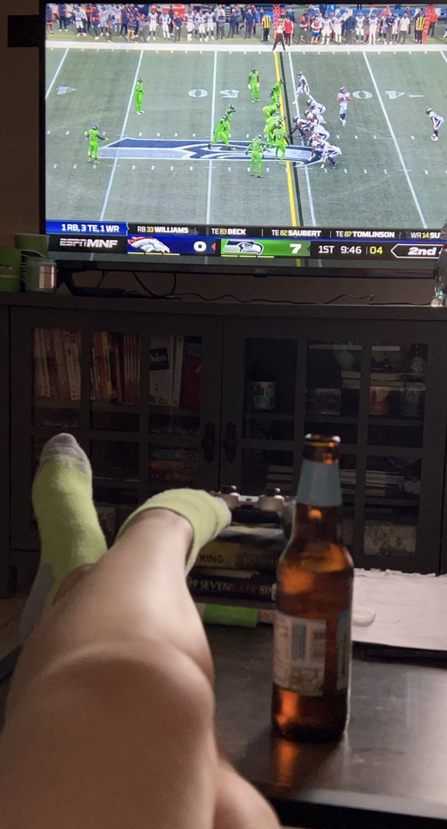 APfaender's tweet image. #DENvsSEA @ESPNNFL   Please don’t disappoint me Seattle  💚💙