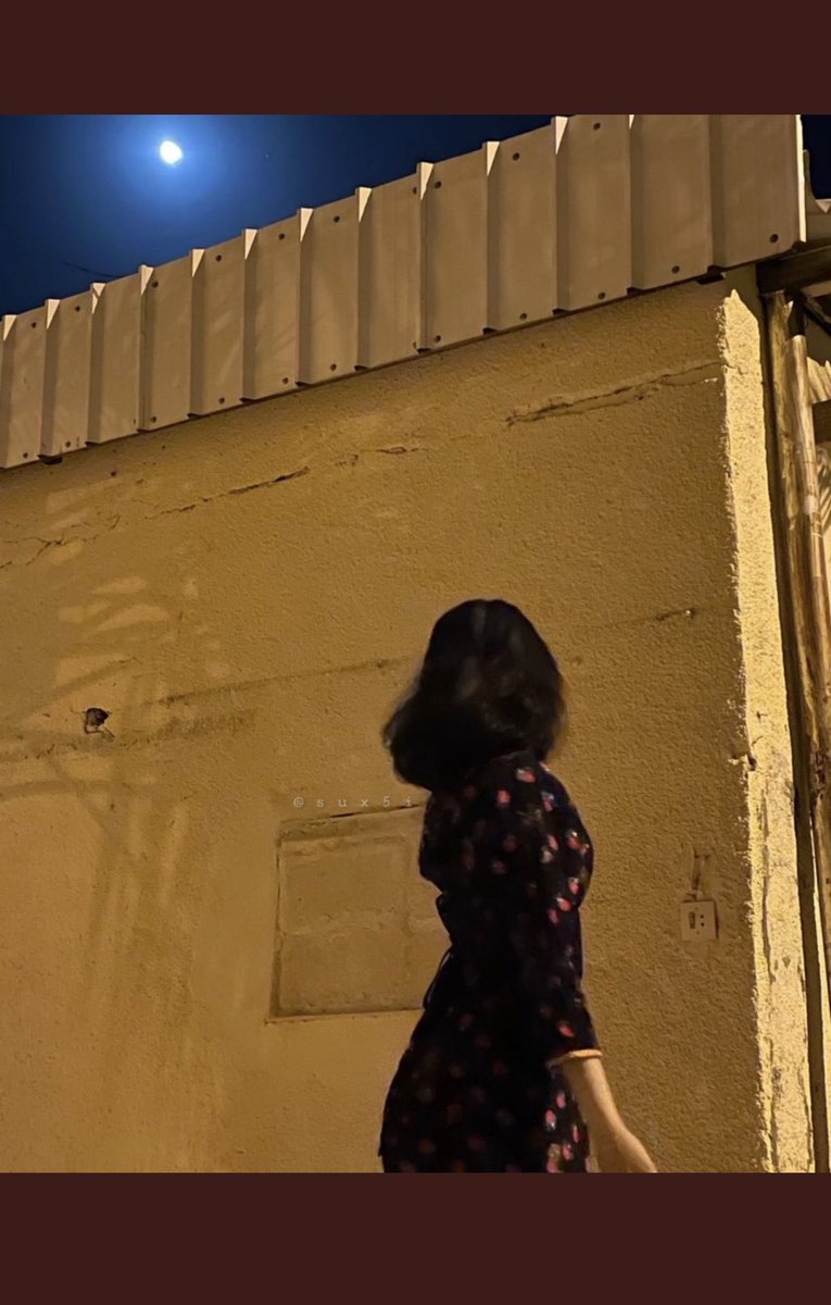 من طينـةٍ ربـي خلقـنا وســوّا
وانتي من اللي يستحق التأمّل

غـريافـهـا عـن راحـتينـه تــزوّا
يمكن غسلها بالسحاب المحمّل

استنكفت عن عزلته للـ تهــوّا
قلت القمر بأبهى حظوره مكمَّل

ماقول ربي فــارقٍ خلـق حــوّا
لكنّـه أنــدر من خلقها وجـمّل