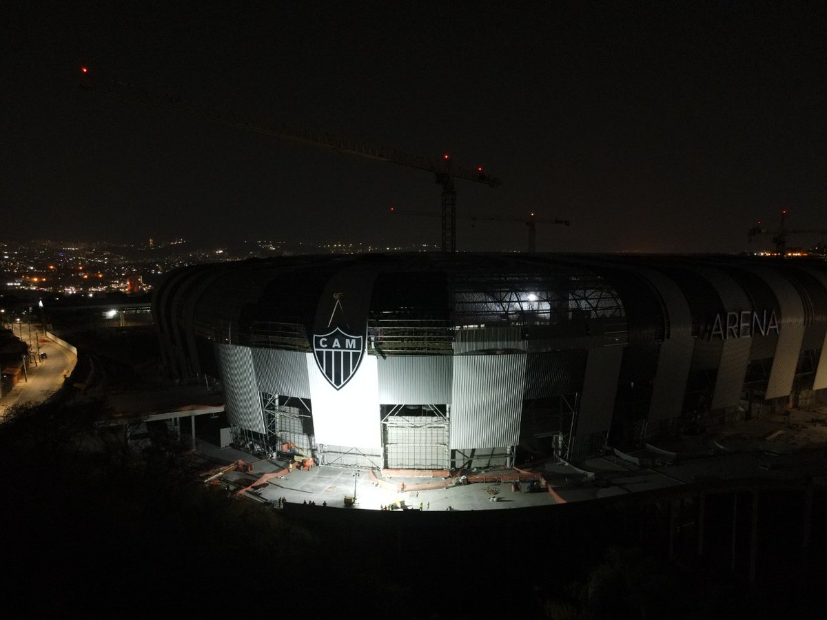 fredfrm's tweet photo. O escudo do Atlético na Arena MRV. Foram 9 horas de operação para a instalação, com 13 operários mobilizados. Ainda falta a estrela. 

Fotos: Agência Espacial Comunicação https://t.co/Ru6xyPOImn
