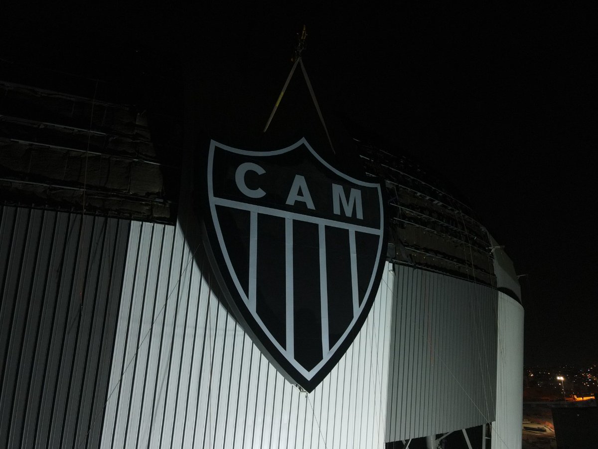 fredfrm's tweet photo. O escudo do Atlético na Arena MRV. Foram 9 horas de operação para a instalação, com 13 operários mobilizados. Ainda falta a estrela. 

Fotos: Agência Espacial Comunicação https://t.co/Ru6xyPOImn
