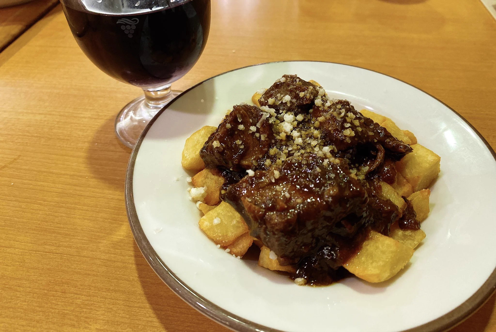 サイゼリヤに急げ！新メニュー「牛肉のシチュー」をカリっとポテトの上にかけると最高のアレンジメニューに！