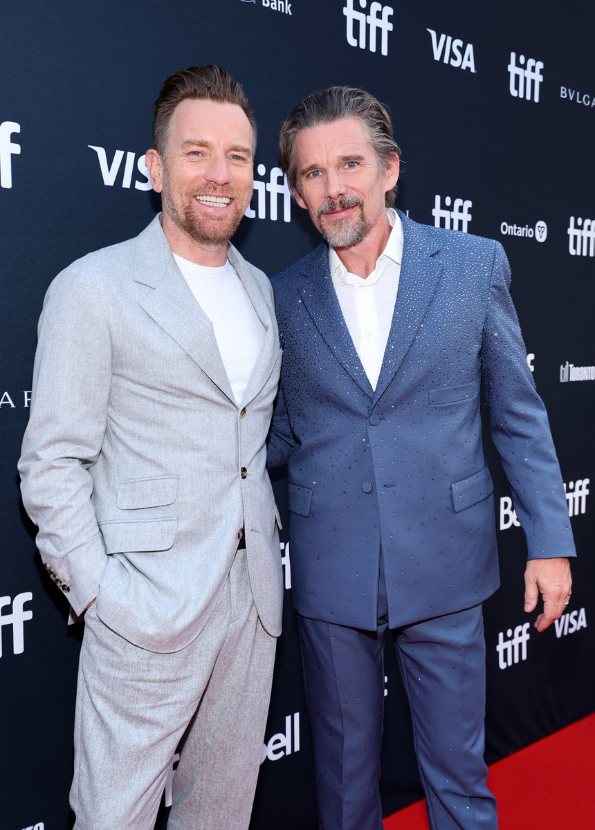 TIFF_Industry's tweet image. Ewan McGregor, Ethan Hawke, Rodrigo García (@rodgarciafilm), and Mary Elizabeth Winstead at the World Premiere of RAYMOND &amp;amp; RAY. #TIFF22 

📸: Getty/Araya Doheny