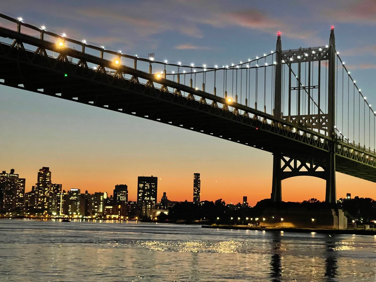 MamaO_GO's tweet photo. @FormerlyWTC @Giselleinmotion @fionamusiclakes @LiveaMemory @gfreetraveler @Adventuringgal @travelingmkter @SouthernerSays @WhyTravelIsLife @MadHattersNYC @RoarLoudTravel @perthtravelers Late for #Top4Theme #Top4Bridge. π
Since itβs dark now, mine are moody/foggy. All (3) from #NYC.
1. #RobertFKennedyBridge #Astoria #NYC
2. #HellGateBridge #Astoria #NYC said to be inspiration for #SydneyHarborBridge
3. #WilliamsburgBridge on a stormy morning, from @NYCferry https://t.co/dNsh14eKop