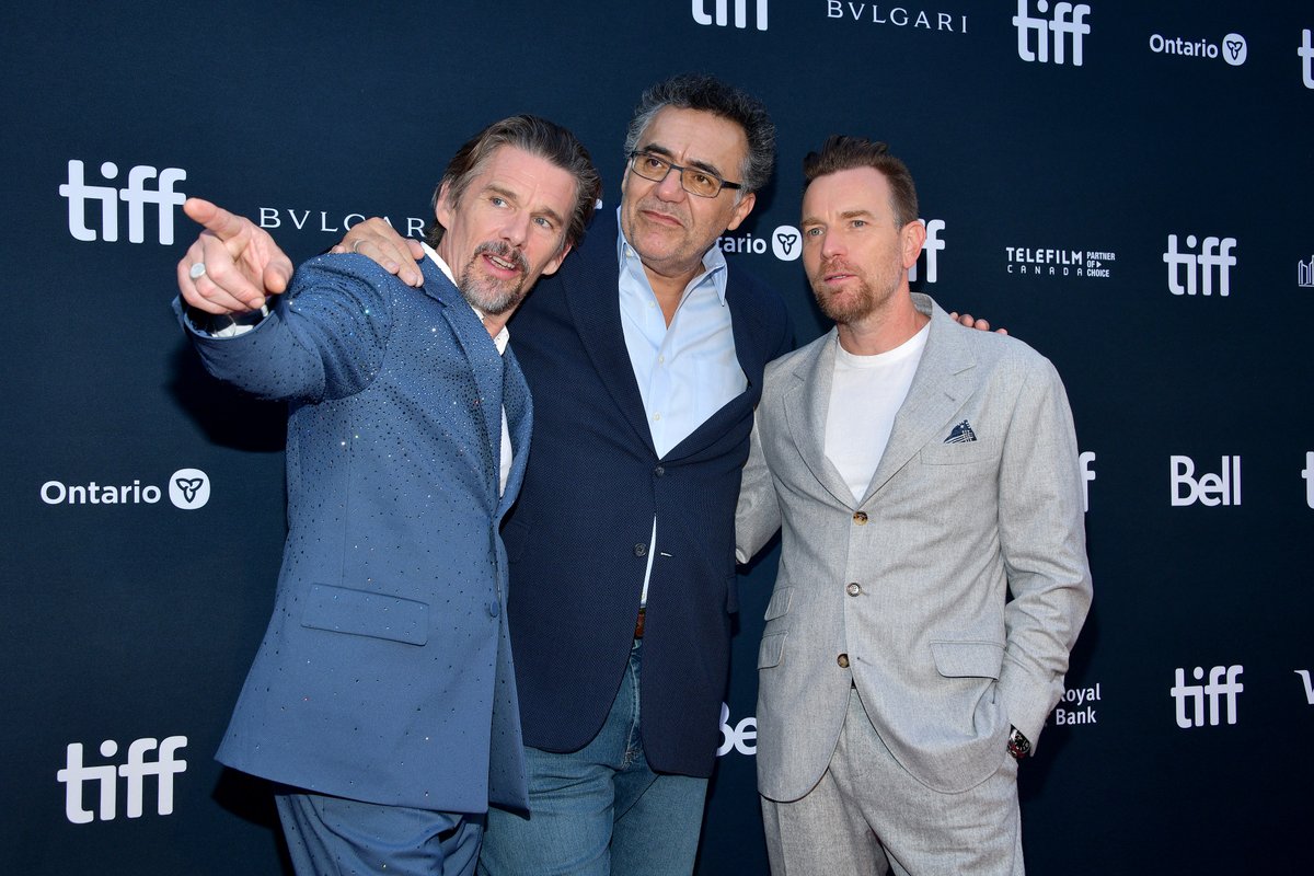 TIFF_Industry's tweet image. Ewan McGregor, Ethan Hawke, Rodrigo García (@rodgarciafilm), and Mary Elizabeth Winstead at the World Premiere of RAYMOND &amp;amp; RAY. #TIFF22 

📸: Getty/Araya Doheny