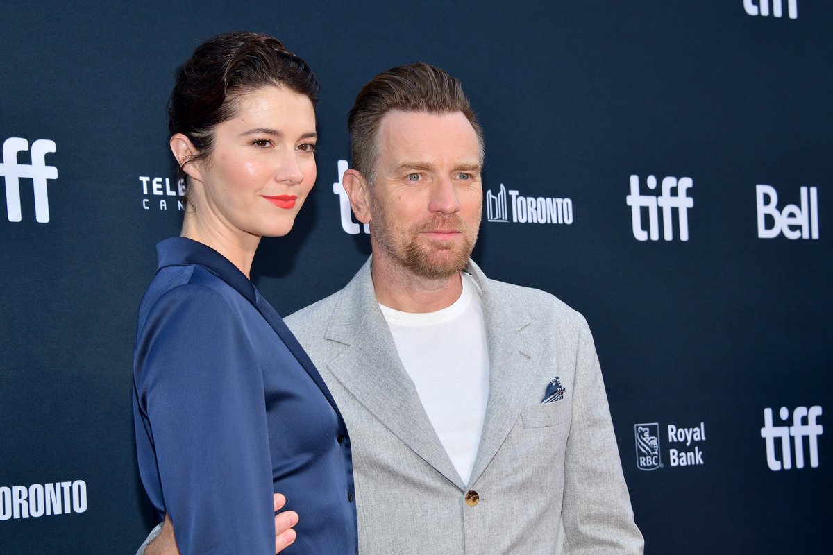TIFF_Industry's tweet image. Ewan McGregor, Ethan Hawke, Rodrigo García (@rodgarciafilm), and Mary Elizabeth Winstead at the World Premiere of RAYMOND &amp;amp; RAY. #TIFF22 

📸: Getty/Araya Doheny