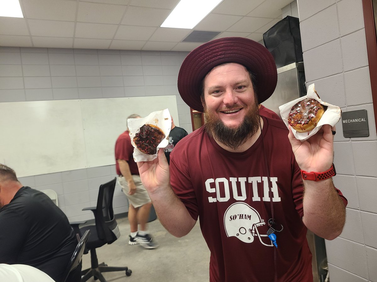 SouthEffingham1's tweet photo. #SouthStrong enjoyed 🍩 today for Friday's shutout victory vs Bradwell. Donut Monday! #Back2BackShutouts https://t.co/F4a8EEE9AG