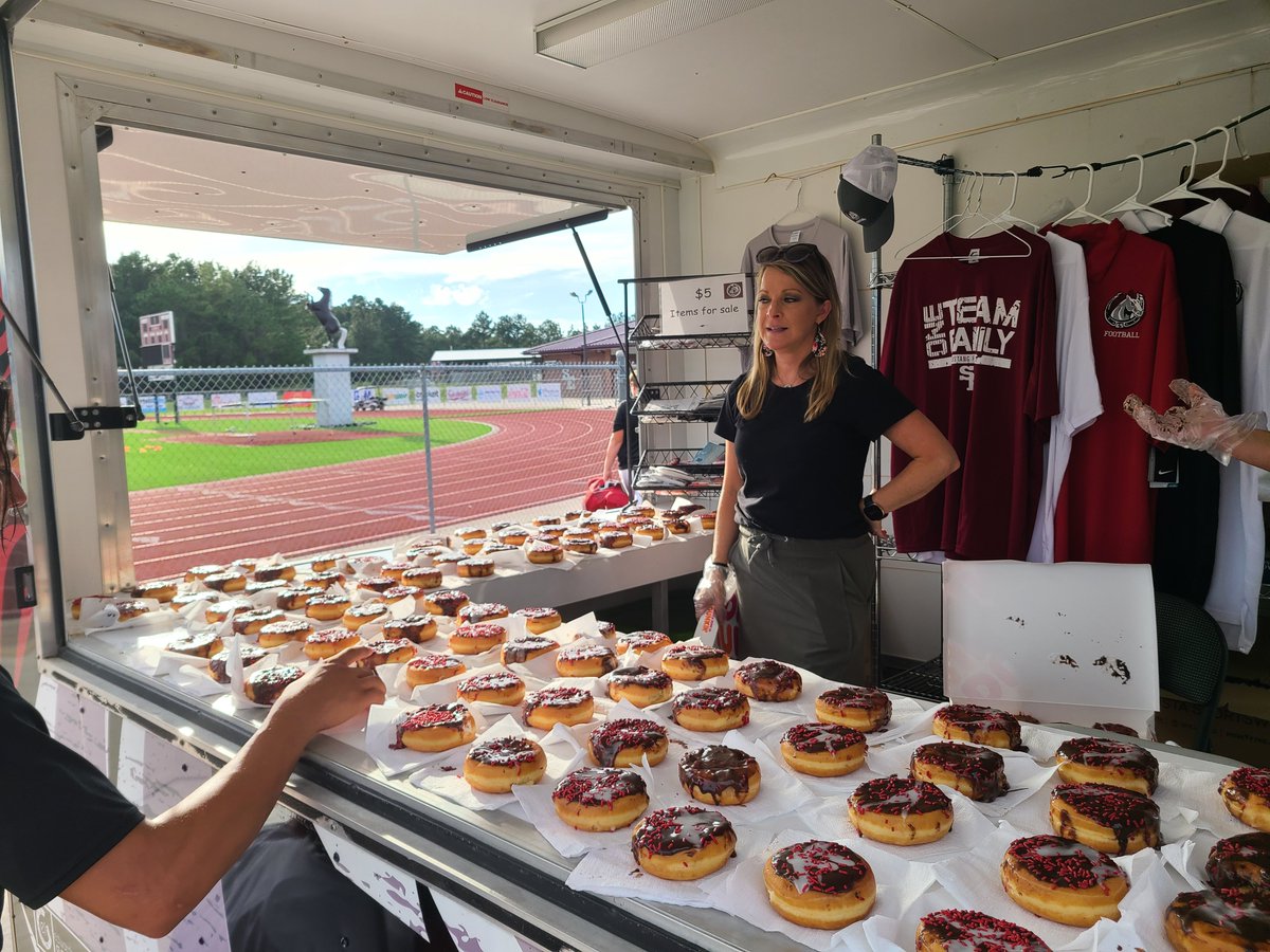SouthEffingham1's tweet photo. #SouthStrong enjoyed 🍩 today for Friday's shutout victory vs Bradwell. Donut Monday! #Back2BackShutouts https://t.co/F4a8EEE9AG