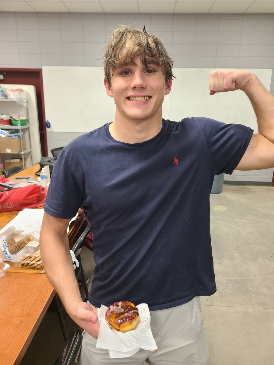 SouthEffingham1's tweet photo. #SouthStrong enjoyed 🍩 today for Friday's shutout victory vs Bradwell. Donut Monday! #Back2BackShutouts https://t.co/F4a8EEE9AG