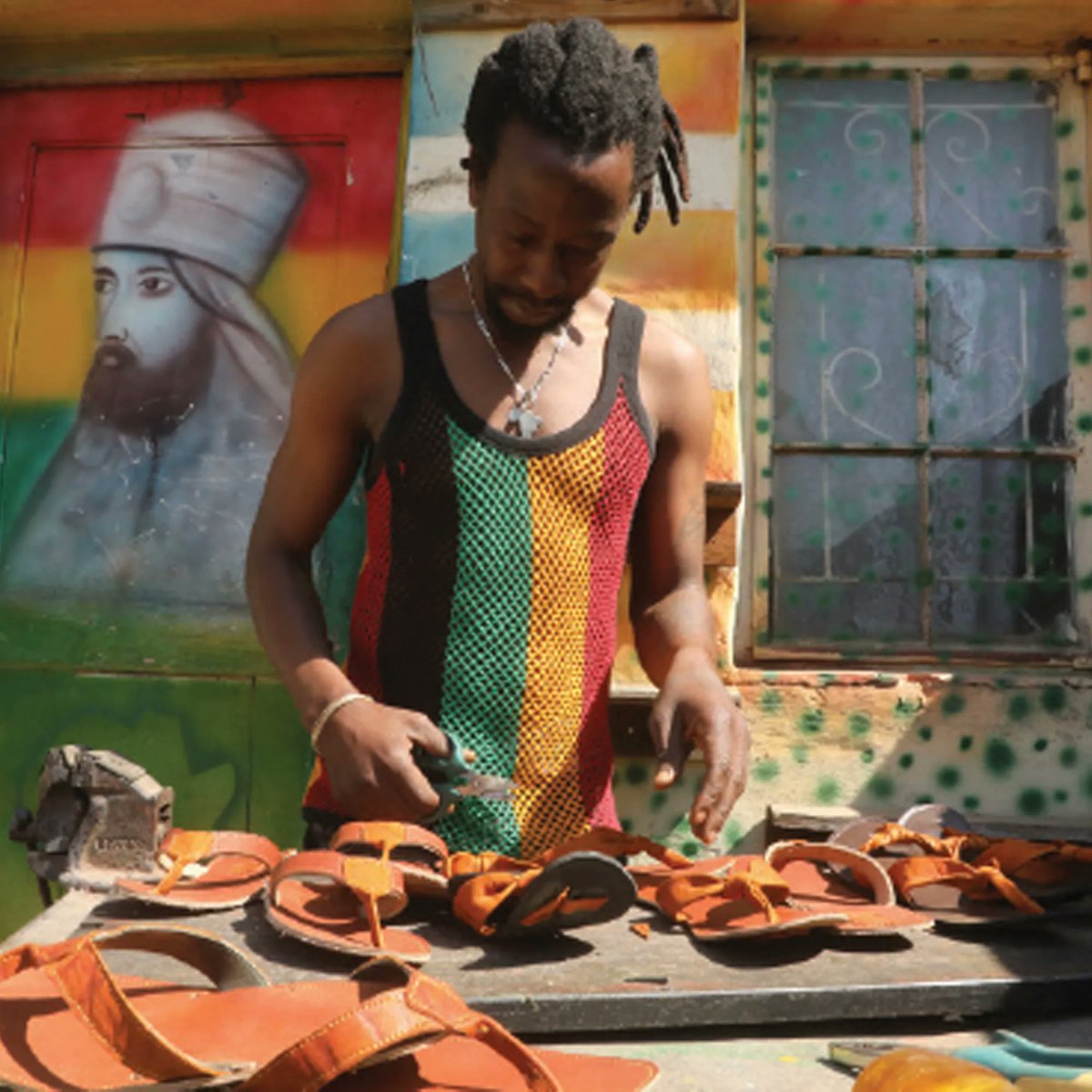 LeatherSchoolCh's tweet photo. Rastafarian Graffiti Artist Makes Popular Leather Goods
https://t.co/QOQPRGJUCQ
#rastafarianart #leathersandals https://t.co/OVssibux3F
