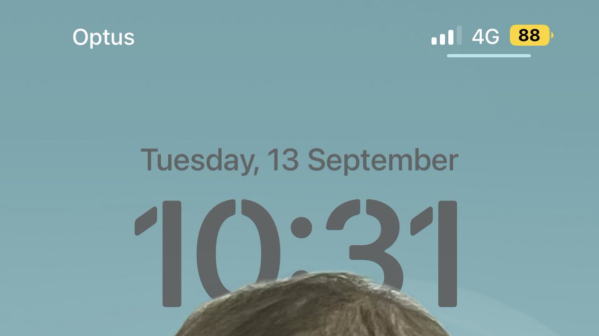 iOS 16 looks real tidy, I have one complaint that's messing with my OCD 

The corner icons on lock screen should colour match the date/time colour. Please fix before I yeet this thing 😅
 #Apple #iOS16