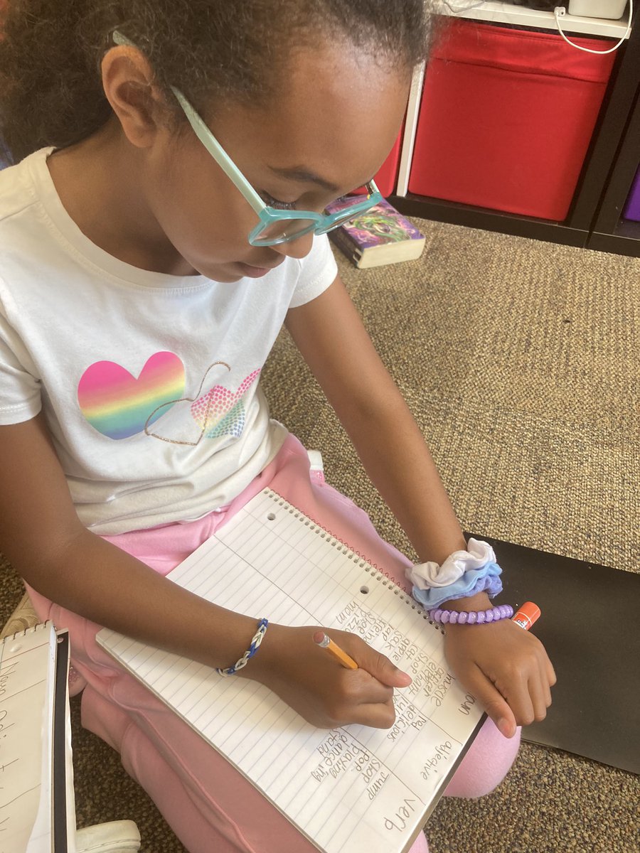 kimmiefergs's tweet photo. @PrairiePumas linking #thirdgrade #writing and #phonics by #makinglists of nouns, verbs and adjectives @Barbieb94 https://t.co/6cehOzQBkJ