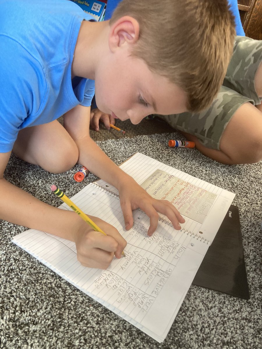 kimmiefergs's tweet photo. @PrairiePumas linking #thirdgrade #writing and #phonics by #makinglists of nouns, verbs and adjectives @Barbieb94 https://t.co/6cehOzQBkJ