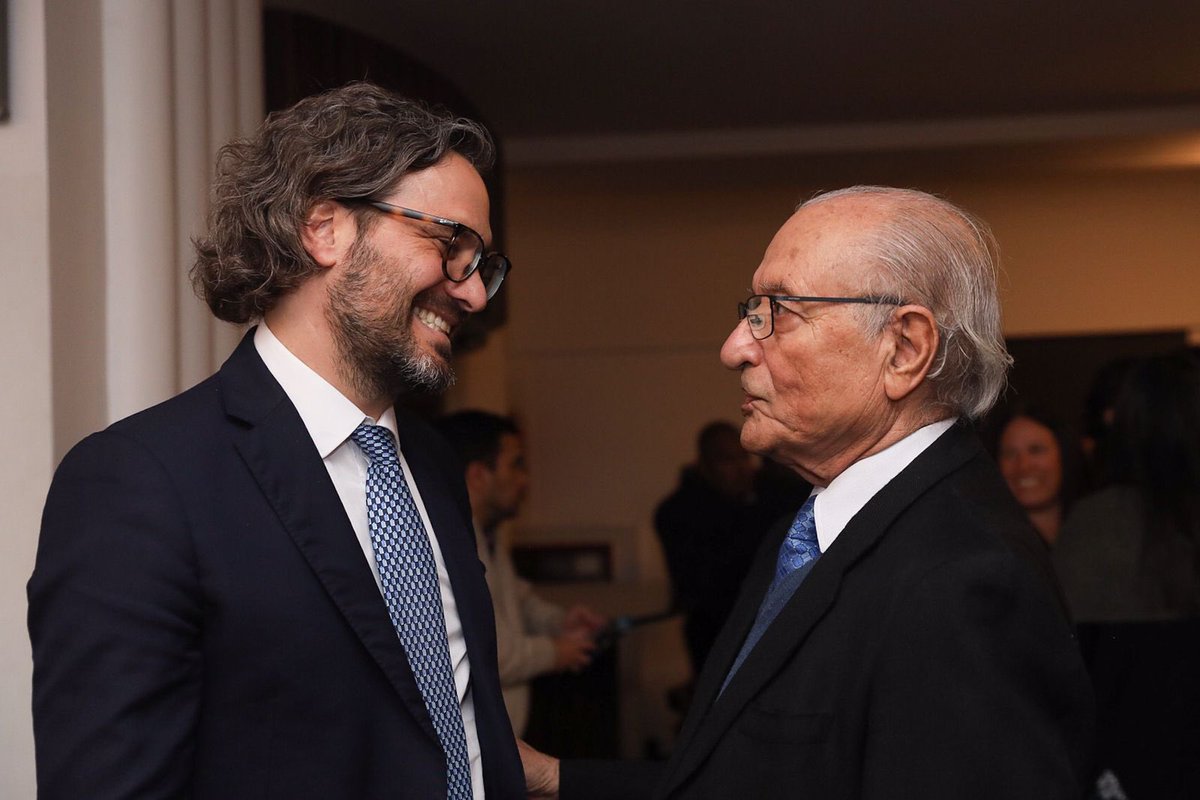 SantiagoCafiero's tweet photo. Antonio Cafiero fue un dirigente apasionado, enérgico y siempre coherente a su mayor honor: ser militante justicialista. Fiel a sus convicciones, cuando se puso jodida estuvo ahí para defenser la democracia.

A 100 años de su nacimiento, nos abrazamos con fuerza para recordarlo. https://t.co/Ef0GiJmHk8