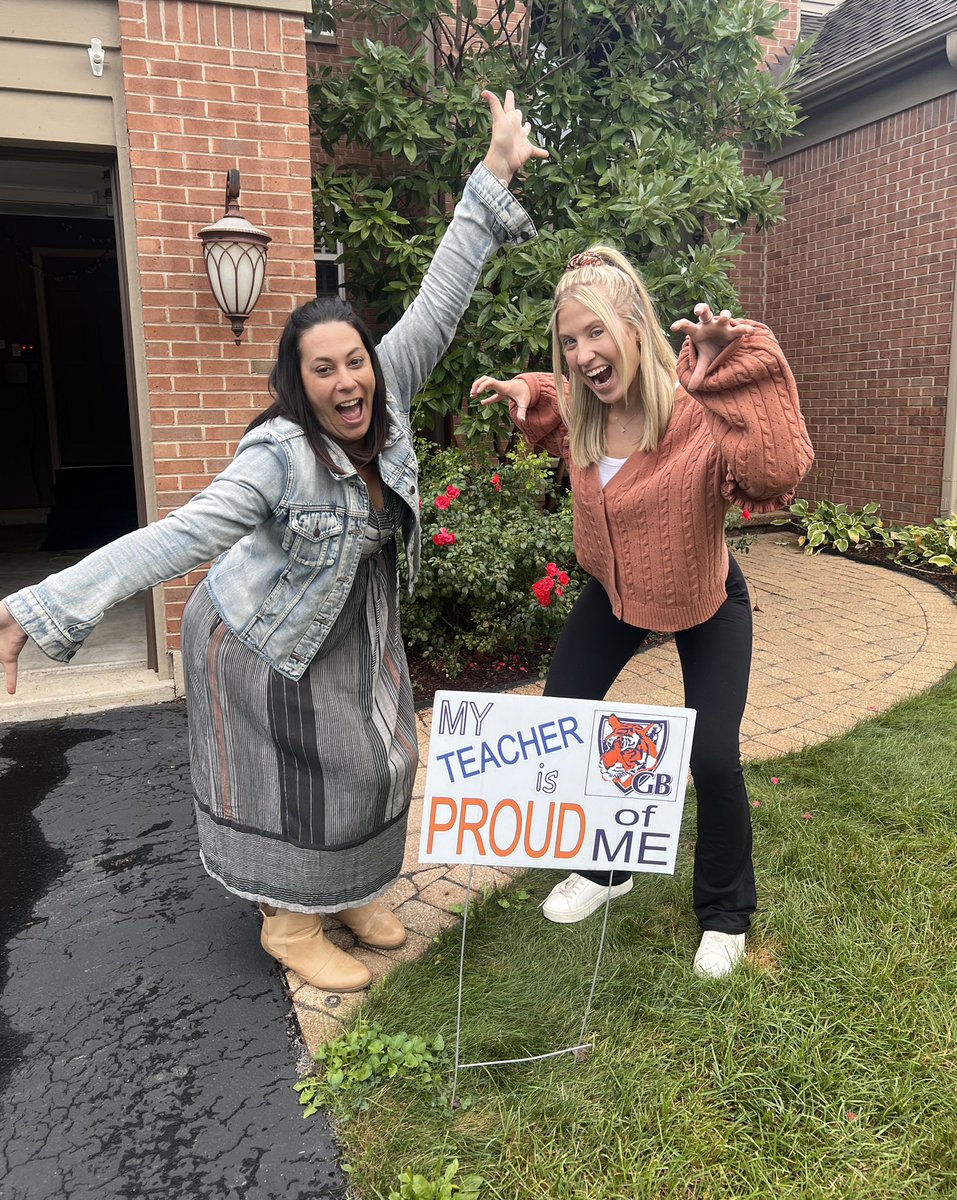 First yard sign delivery of the new school year!🐯🪧Miss Oesterreich is a fabulous firstie! We are so lucky to have a @uiowa and former @NeuquaValley @CroneSchool #PetersonPanther student teaching @brookstigers in 1S this fall! #GrowYourOwn @ipsd204 @ipsd204_hr