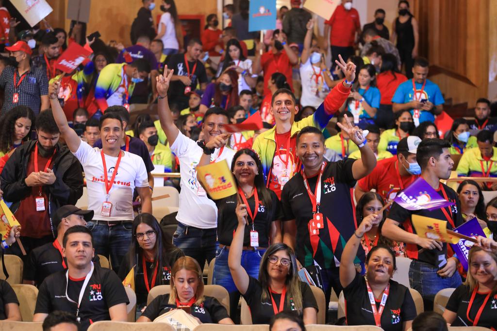 Con el canto a flor de piel, la alegría y la fuerza de las y los jóvenes, celebramos con un hermoso acto los 14 años de la <a href="/JuventudPSUV/">Juventud PSUV</a>. ¡Feliz Cumpleaños! ¡Muchachos y Muchachas! Ustedes llevan adelante con determinación el juramento de ser leales al Comandante Hugo Chávez.
