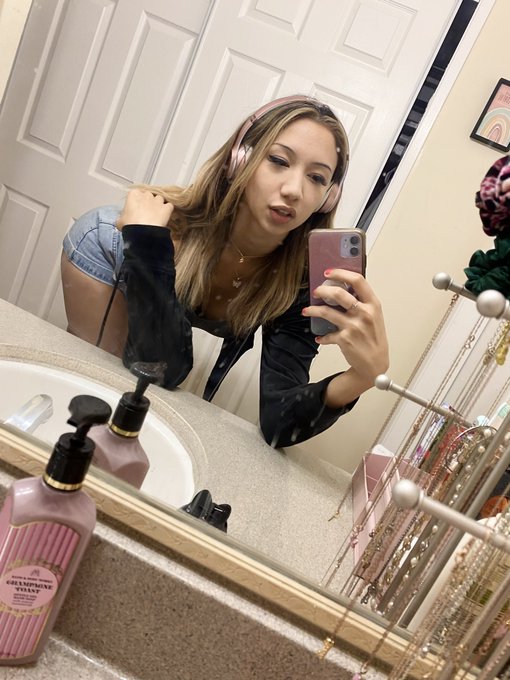 What do u think my favorite color is https://t.co/Qn2crY0Nga<a href="/tag/tittytuesday"class="tags"><span>#tittytuesday</span></a>