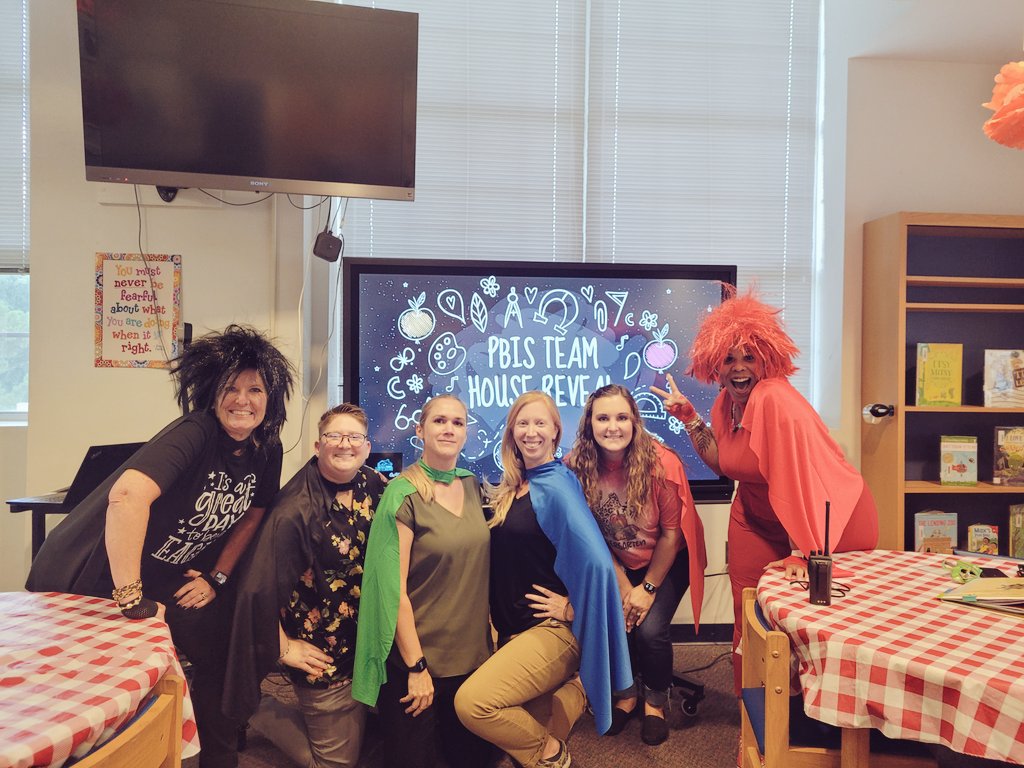 RaeStovall's tweet photo. This will be the BEST year ever!
❤🖤💙💚
#RelationshipsFirst
#StrongerTogether
#WelcomeToMyHouse
#DESHouseSystem https://t.co/UBjWV7m68o