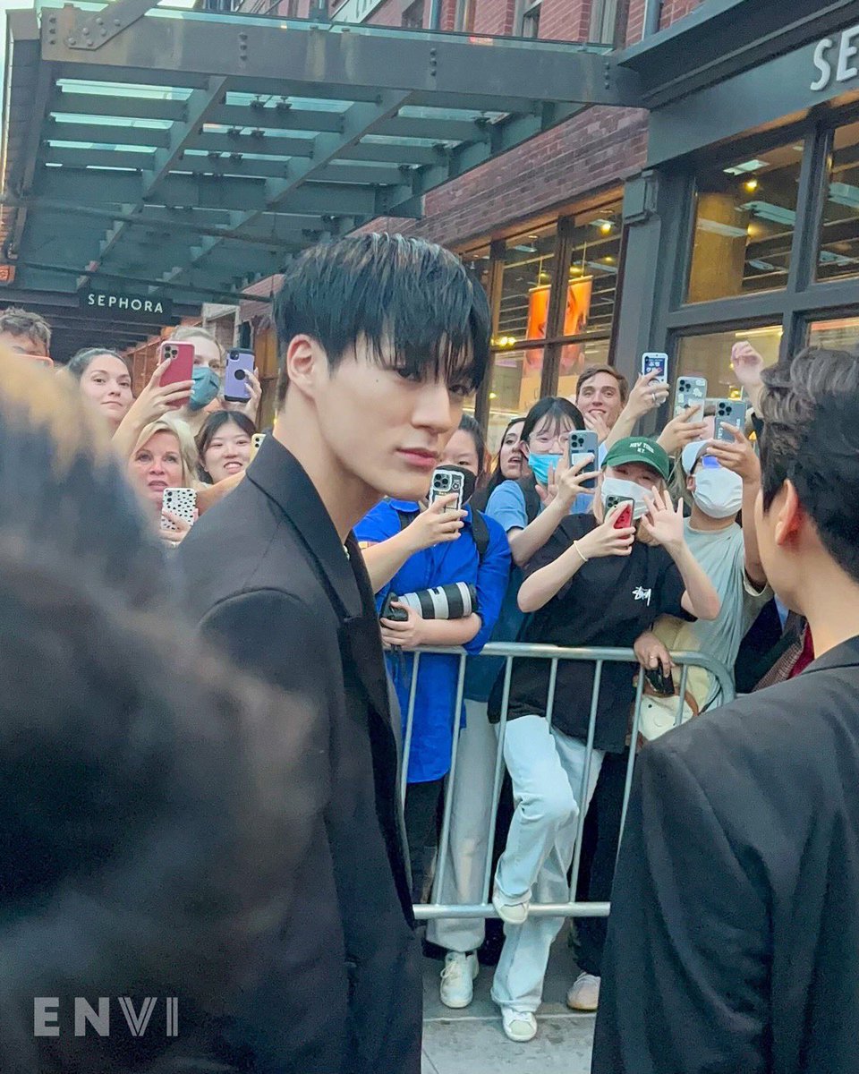 envimediaco's tweet photo. JENO waving to team EnVi! 🥰💚

#JENO #JENOxVOGUE https://t.co/P5zCXiBEUX