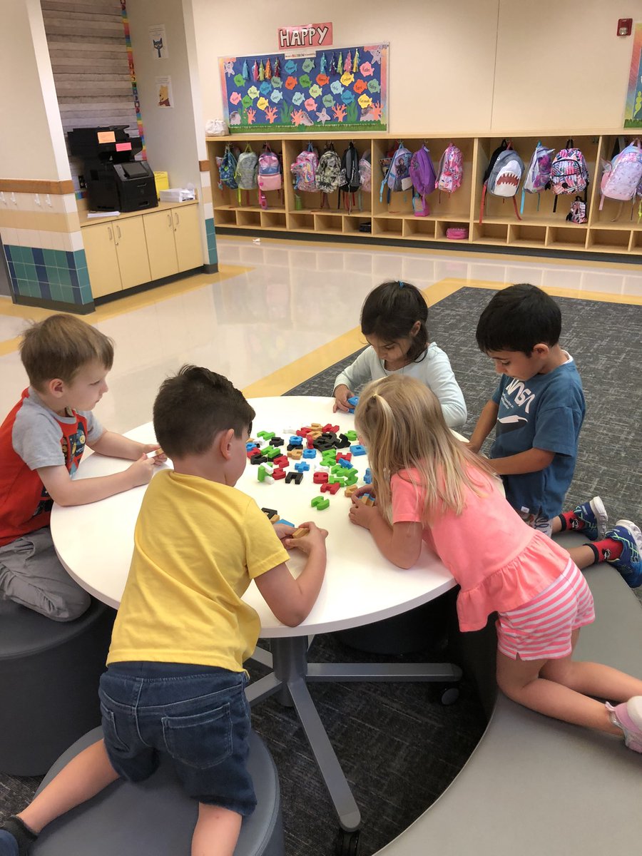 um_BARELA's tweet photo. We had so much fun with @KeiondraSimpson today! Maker space was a success 👏🏼 #FutureReady #FISDmadetoshine https://t.co/7mFSHEfZ2Y