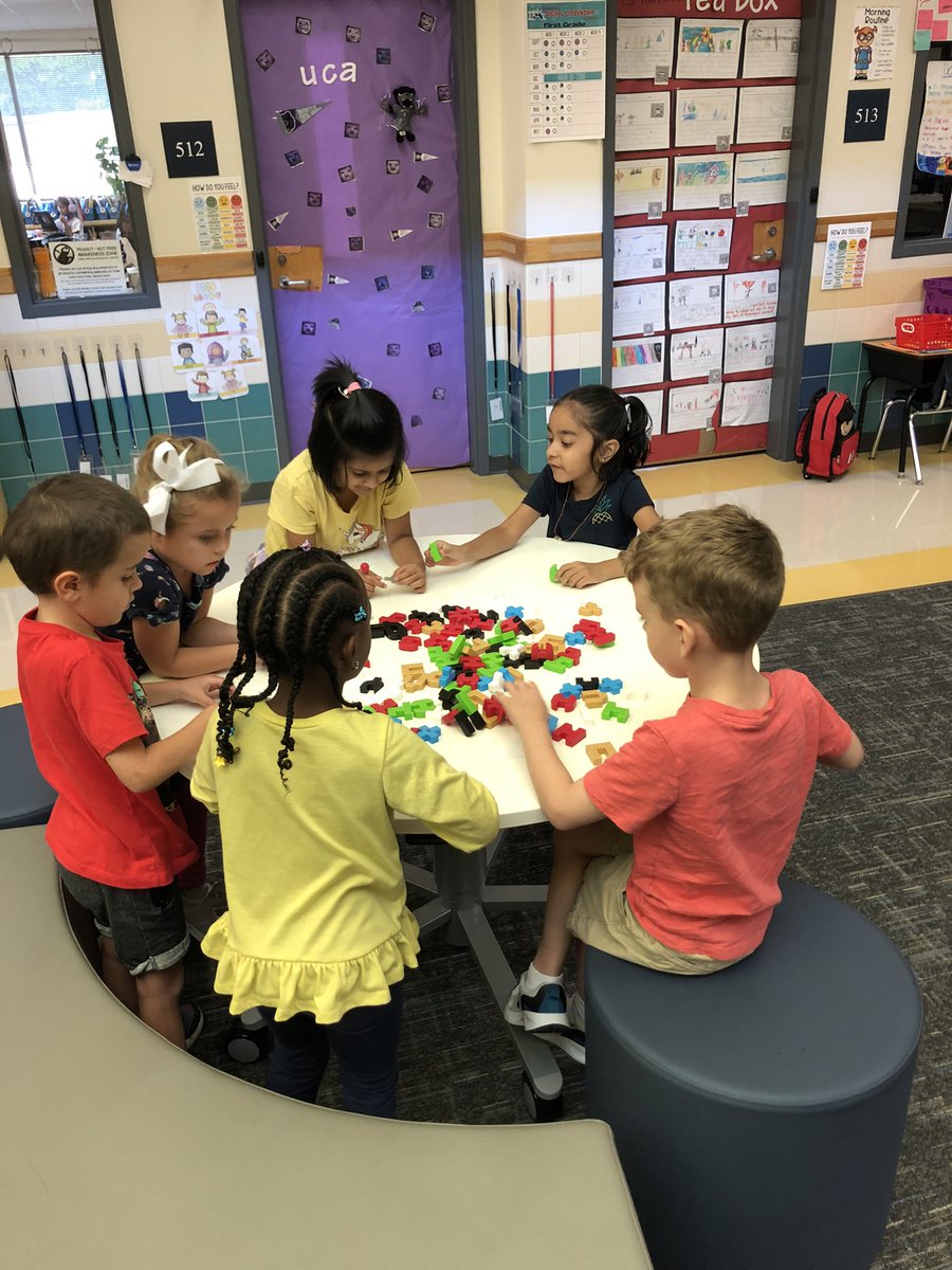 um_BARELA's tweet photo. We had so much fun with @KeiondraSimpson today! Maker space was a success 👏🏼 #FutureReady #FISDmadetoshine https://t.co/7mFSHEfZ2Y