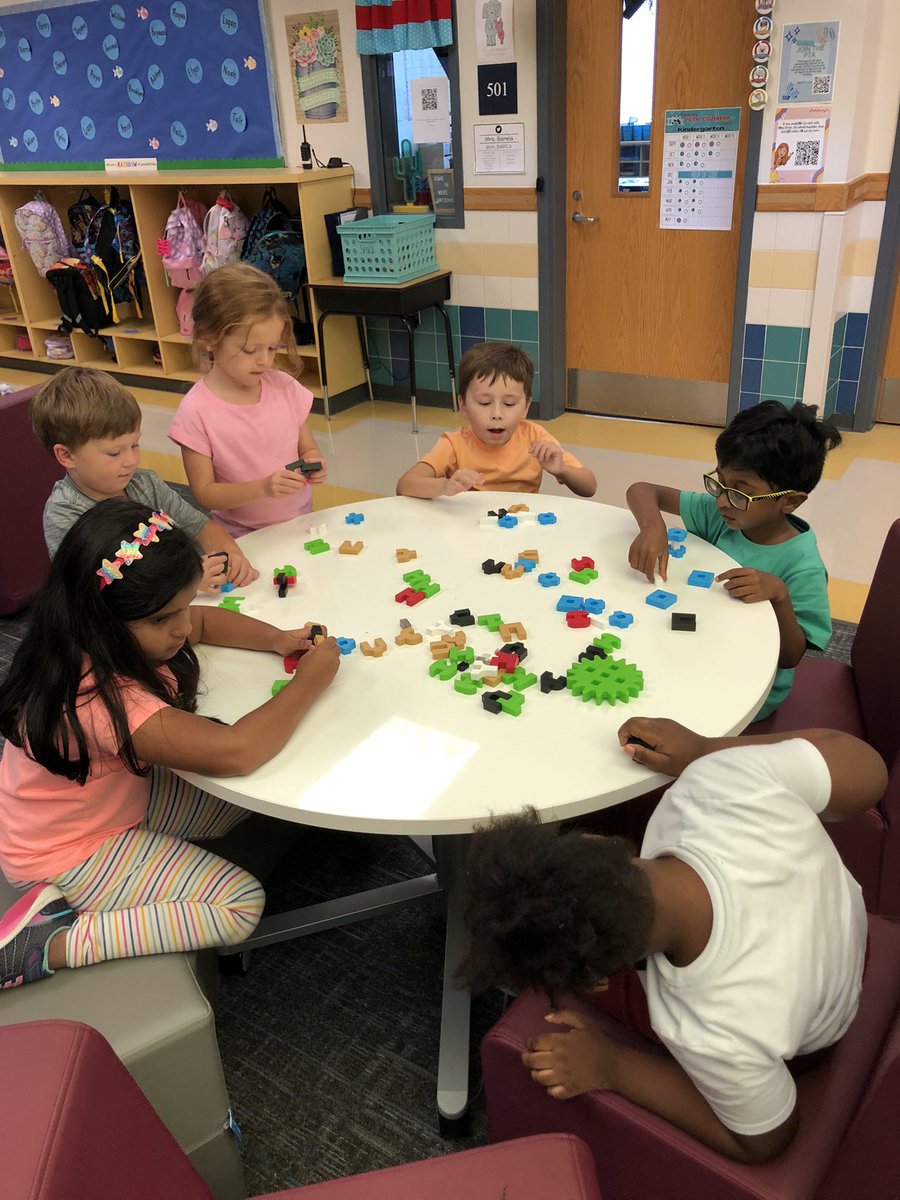 um_BARELA's tweet photo. We had so much fun with @KeiondraSimpson today! Maker space was a success 👏🏼 #FutureReady #FISDmadetoshine https://t.co/7mFSHEfZ2Y